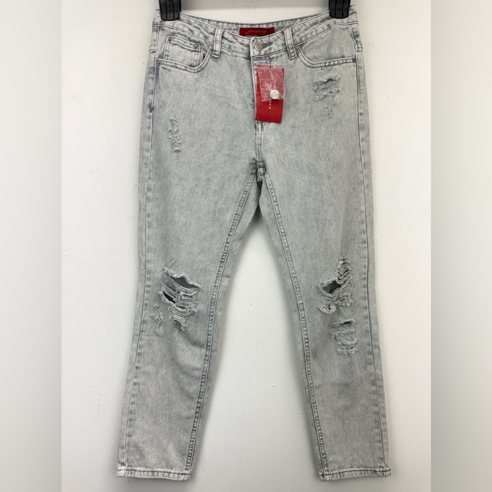 Signature8 size Small Women’s Light Gray Wash Distressed Denim Button Fly Jeans